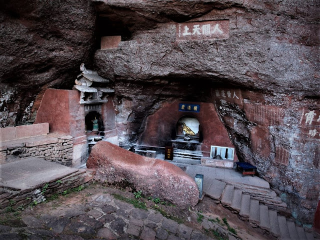 Циюньшань, святилище в скале