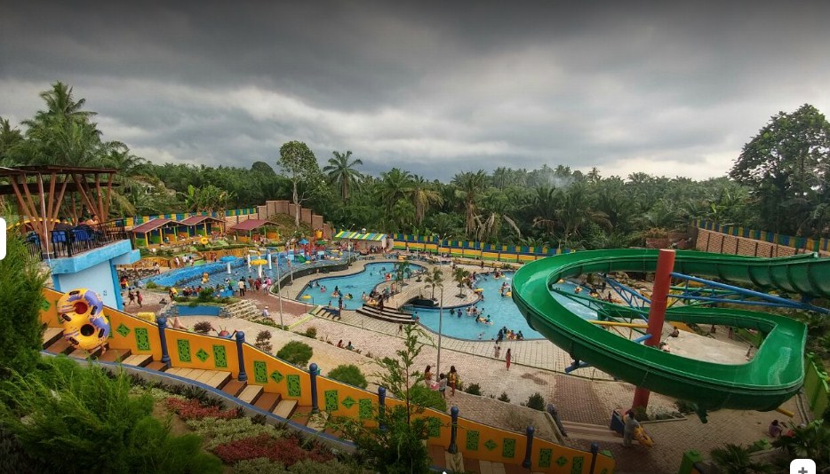 Kolam renang Hotel & Resort Green Star Park