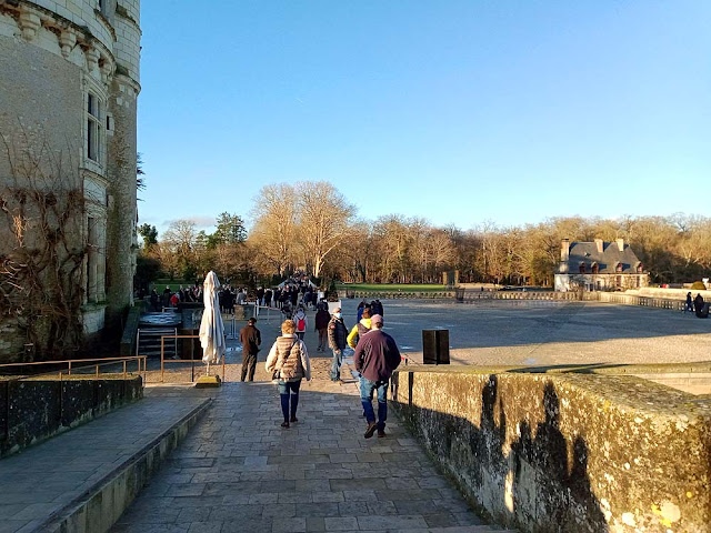 Crowds waiting to be let in to the Chateau de Chenonceau, Indre et Loire, France. Photo by Loire Valley Time Travel.