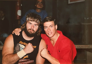 Van Damme (Frank Dux) y Donald Gibb (Ray Jackson) durante el rodaje de Contacto sangriento