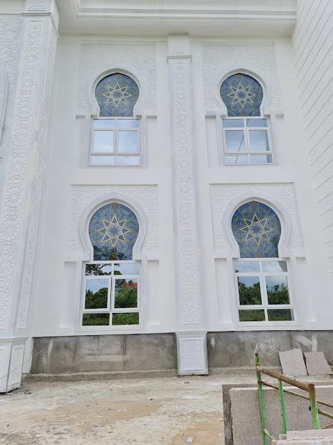 Jendela uPVC Warna Putih dengan Kaca Patri