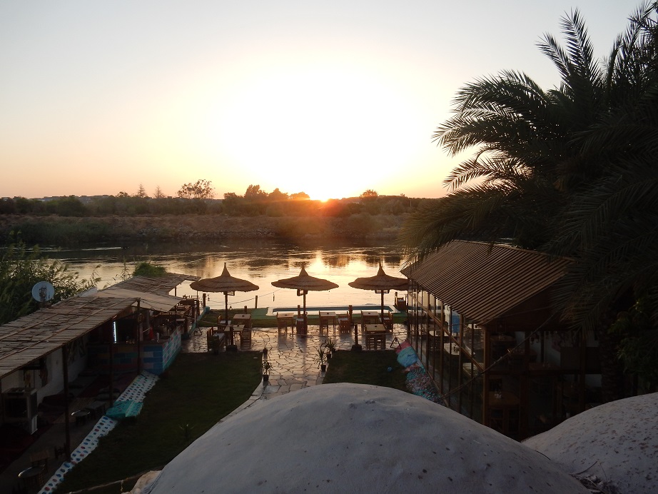 ASSOUAN - VUE SUR LE NILE DE NOTRE CHAMBRE STYLE NUBIEN