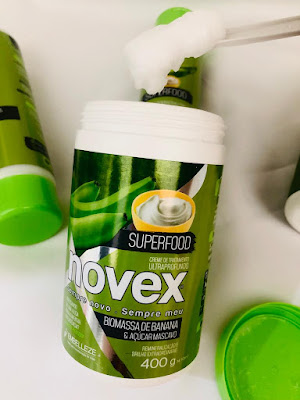 O Creme de Tratamento Ultraprofundo Novex Superfood Biomassa de Banana e Açúcar Mascavo tem a textura encorpada, você vira o pote e o produto não move facilmente, amo cremes assim, sinto os fios nutridos, após o enxague.