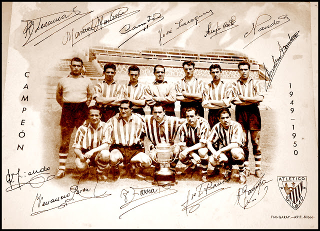 ATLÉTICO DE BILBAO. Temporada 1949-50. Lezama, Manolín, Canito, José Iraragorri (entrenador), Areta, Nando y Aramberri. Iriondo, Venancio, Zarra, Panizo y Gainza. Aquí están posando con la Copa, en una foto en San Mamés, días después del partido, firmada por todos los jugadores. ATLÉTICO DE BILBAO 4 REAL VALLADOLID DEPORTIVO 1. Domingo 28/05/1950, 17’30 horas. XLVI Copa del Generalísimo, final. Madrid, estadio de Chamartín