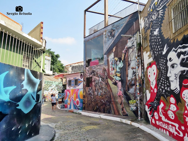 Vista de trecho "baixo" do famoso Beco do Batman na Vila das Bandeiras