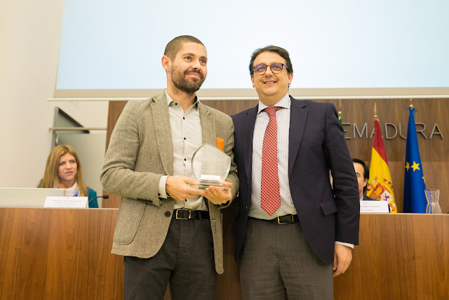 Hace entrega del premio Don José María Vergeles Blanca, Consejero de Sanidad y Políticas Sociales de la Junta de Extremadura,  Recoge el premio:  Don Rubén Cabecera Soriano
