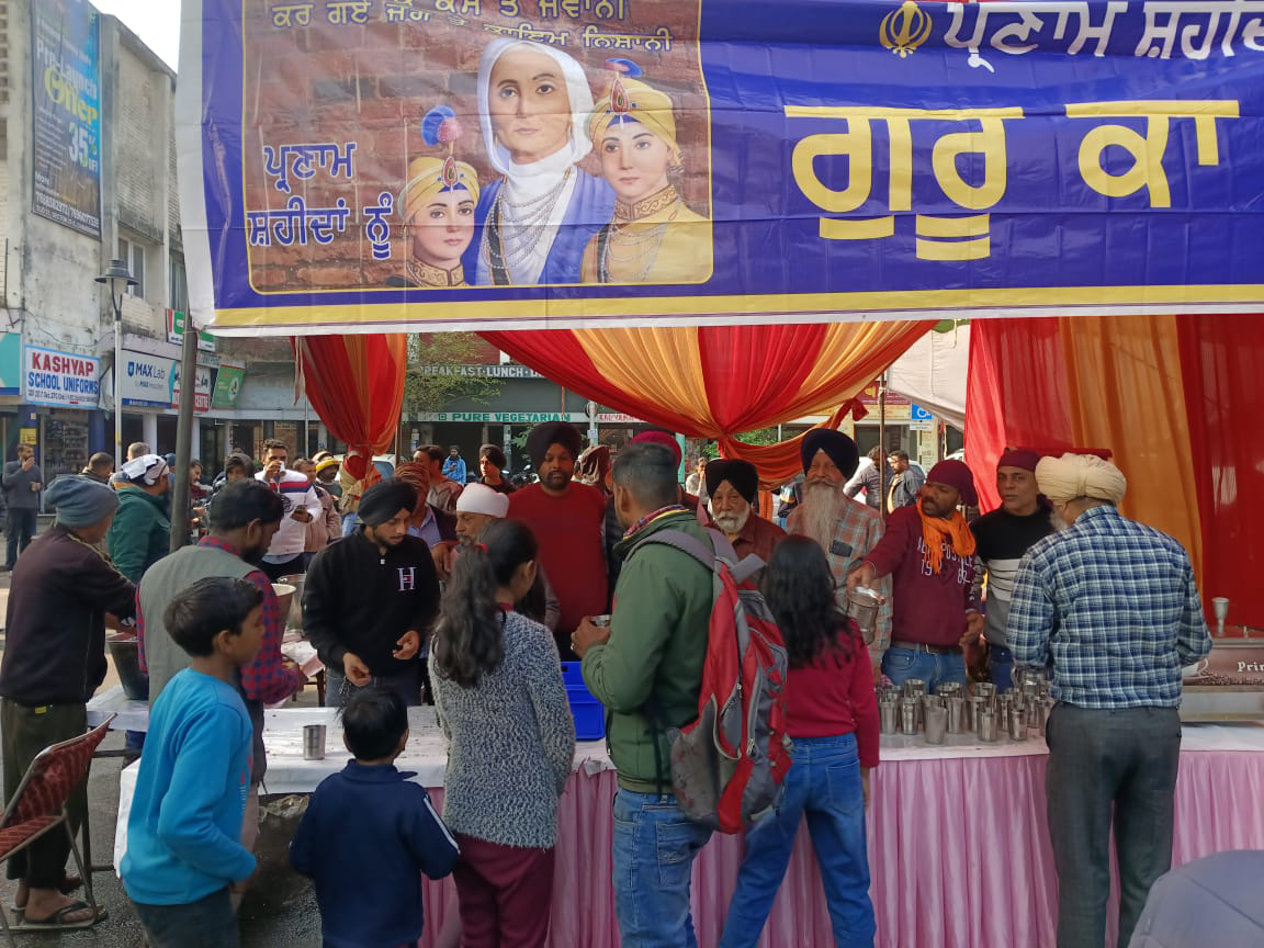 चार साहिबजादों की शहादत को याद करते हुए लँगर लगाया