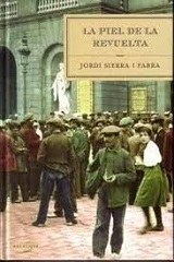 La Piel De La Revuelta 23 de febrero de 1905. Barcelona. Un niño de 11 años sufre un grave accidente en la fábrica de la Colonia Güell. Mientras se debate entre la vida y la muerte, el cura de la colonia, los dos hijos del patrón y los obreros de la fábrica ofrecen su piel para salvar la vida del niño, en un hecho histórico sin precedentes que el tiempo ha ido borrando y lo ha relegado prácticamente al olvido. Por vez primera, obreros, patrones e Iglesia unen sus fuerzas en un acto singular que fue conocido en su época como «el hecho de la piel» y que tuvo una amplísima repercusión en los medios de comunicación y la vida cotidiana de la época. Esta es la historia de una familia obrera en la Cataluña de principios del siglo XX, los Vidal: padre, madre y cuatro hijos. Es también la historia de Esteve, que entrega su piel, y la de Ventura el héroe irreductible y rebelde que se niega a ser como los demás. La piel de la revuelta que arranca en 1905 y se entrelaza con los acontecimientos de la Semana Trágica de Barcelona, es un fresco de una época crucial, escrito con minuciosidad en los detalles, ágil en la narración, con un estilo vigoroso, y una trama de alto voltaje. Por esta novela escrita originalmente en castellano, el autor obtuvo el Premio de Novela Histórica Néstor Luján, en su traducción al catalán.  Clasificado como: Narrativa; Histórica