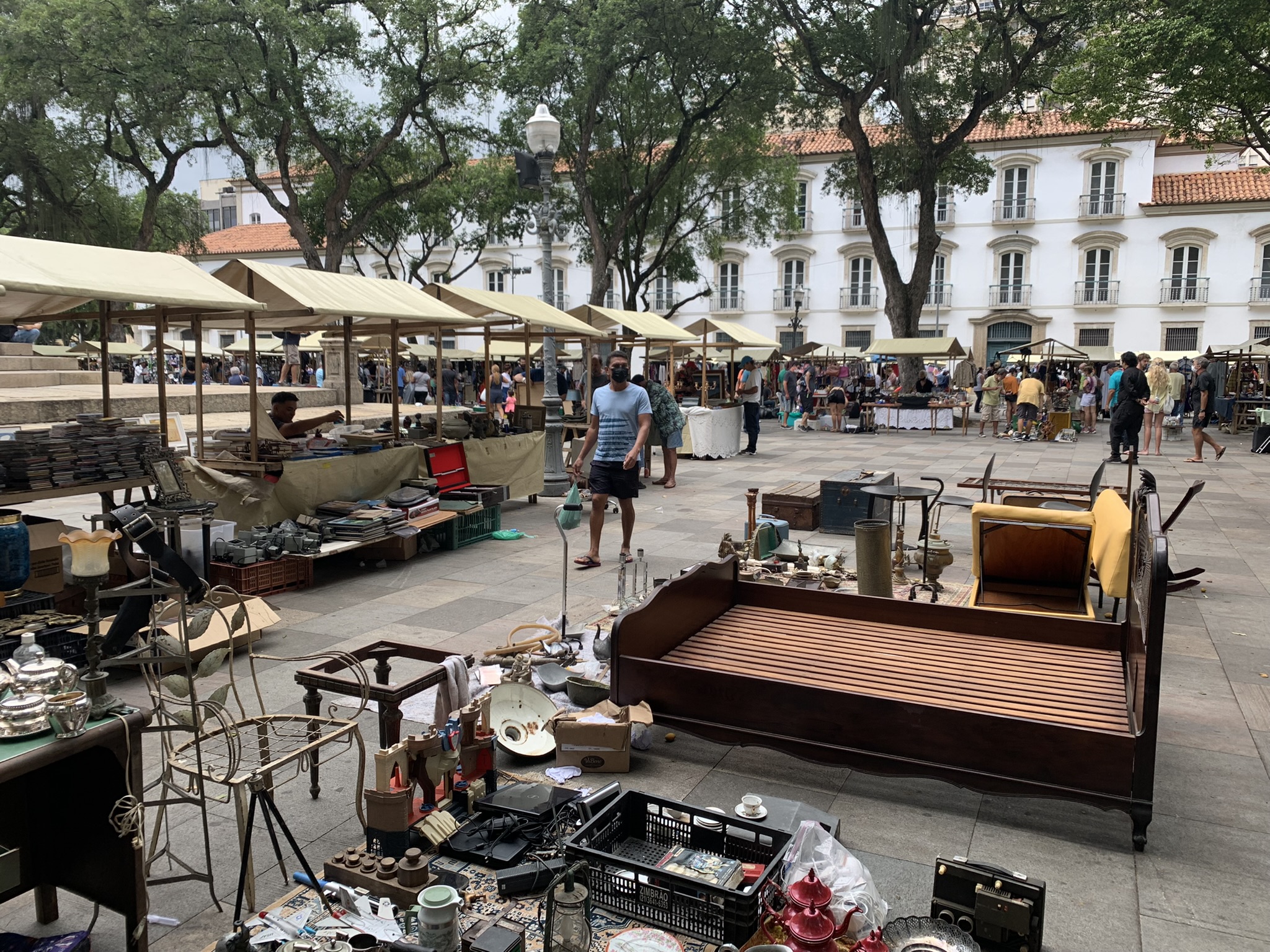 Foto da praça 15 com as barracas da feira