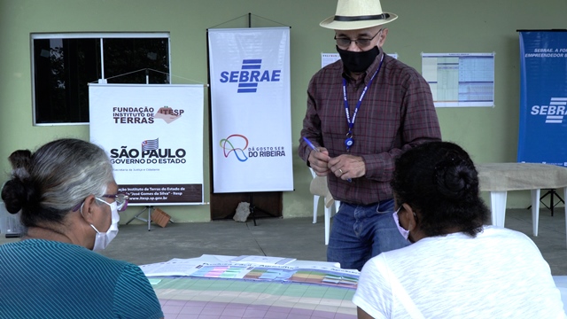 Sebrae-SP realiza curso de modelagem de roupas no Quilombo Peropava, no Vale do Ribeira