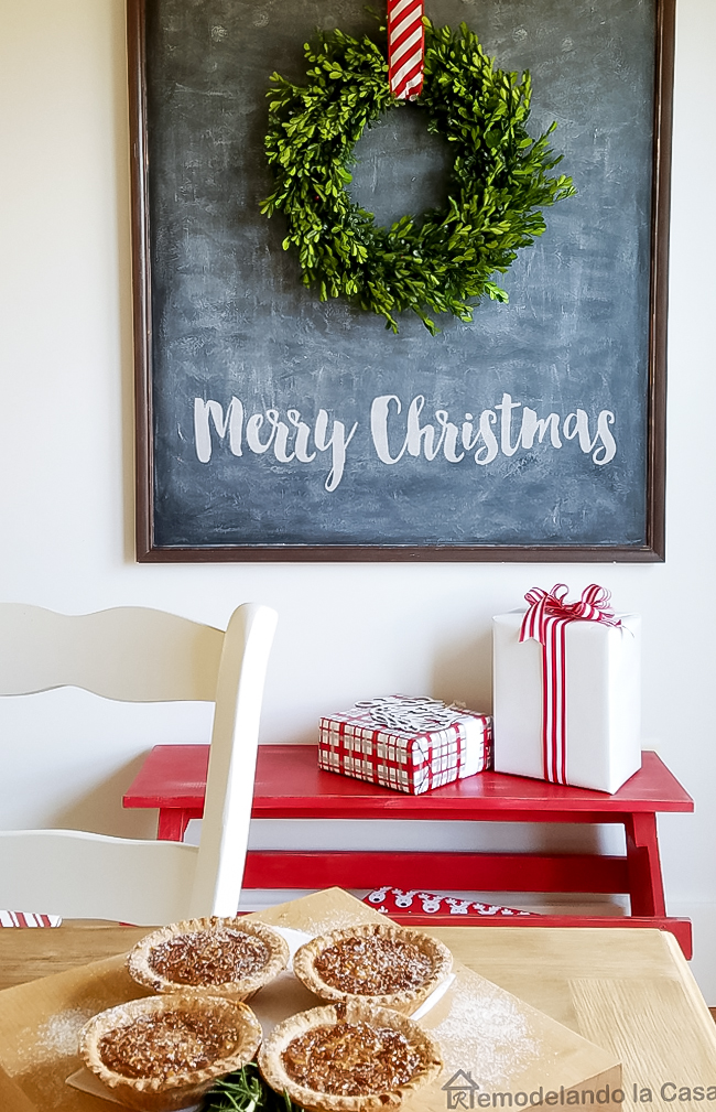 Dining room decor d uring the holidays