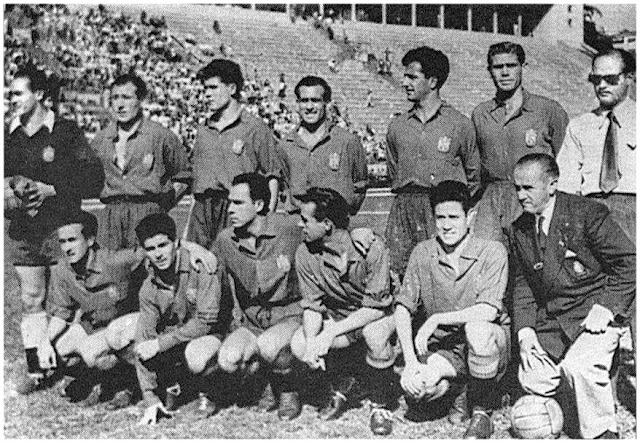 SELECCIÓN DE ESPAÑA. Temporada 1949-50. Ignacio Eizaguirre, Asensi, Parra, Gabriel Alonso, Silva, Puchades, Ramírez (directivo); Basora, Rosendo Hernández, Zarra, Panizo, Juncosa y Benito Díaz (entrenador). SELECCIÓN DE SUECIA 3 SELECCIÓN DE ESPAÑA 1 Domingo 16/07/1950, 15:00 horas. IV Copa del Mundo Brasil 1950, fase final, jornada 3. Sao Paulo, Brasil, estadio de Pacaembu