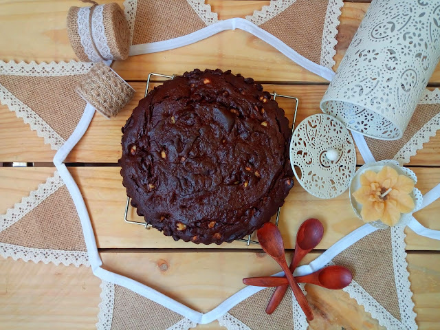 Galleta gigante de aceite de oliva y chocolate con nueces, almendras y avellanas Mega cookie, maxi, healthy, desayuno, merienda, postre. Con Horno. Cuca