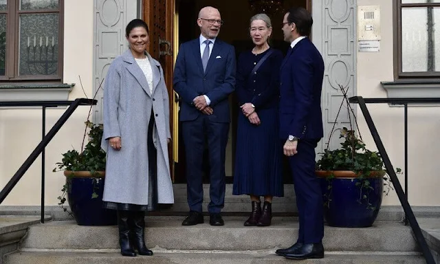 Crown Princess Victoria wore a merino cable knit sweater from & Other Stories. Alexandre de Paris large clip. Leather skirts