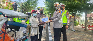 Satlantas Polres Pelabuhan Bagikan Paket Sembako untuk Tukang Becak