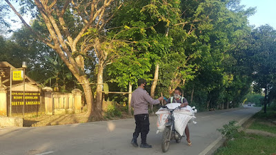 Polsek Angsana Polres Pandeglang Bagikan Masker Gratis Kepada pengguna jalan 