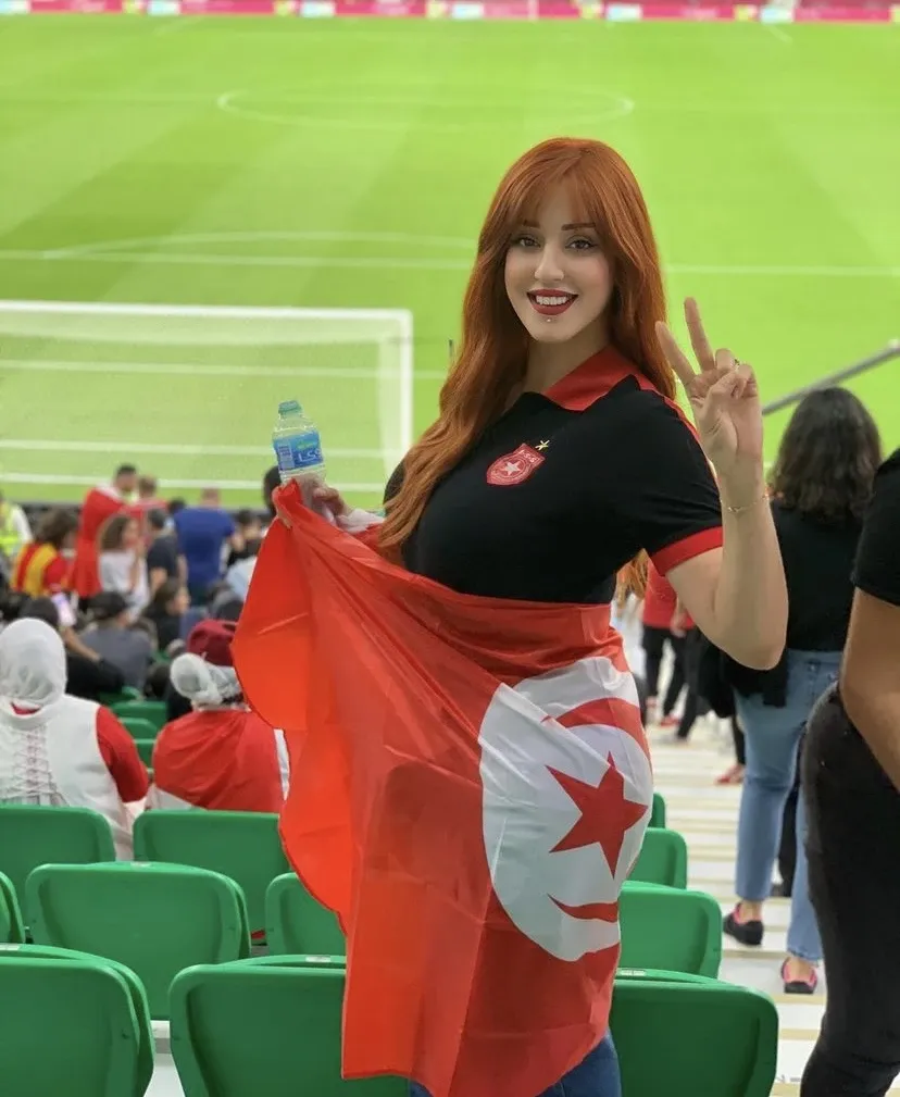 منى العبيدي مشجعة المنتخب التونسي