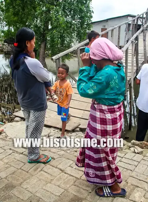 Senyum Riang Al Bocah Pantai Sederhana Muaragembong