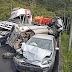 Caminhão desgovernado arrasta 14 carros em engavetamento e deixa seis feridos; veja vídeo