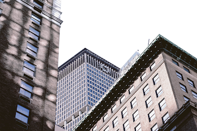 Три здания вид показан снизу фон прозрачный