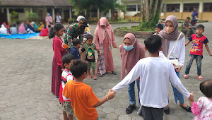 Di Pengungsian, TNI dan Relawan Ajak Bermain Anak-anak Terdampak Bencana Erupsi Semeru