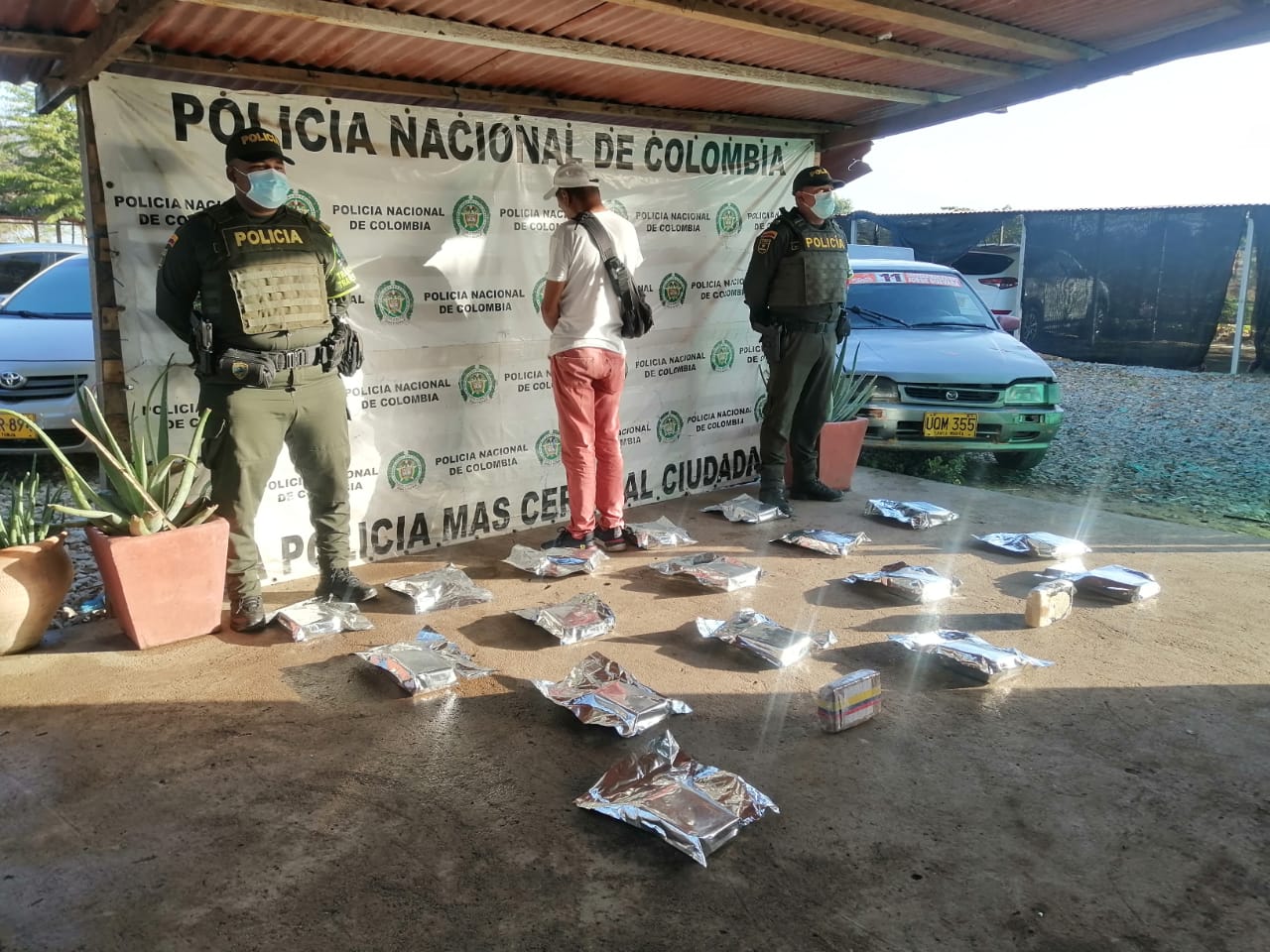 https://www.notasrosas.com/Policía Guajira captura dos personas en Maicao, con 8.5 kilos de marihuana