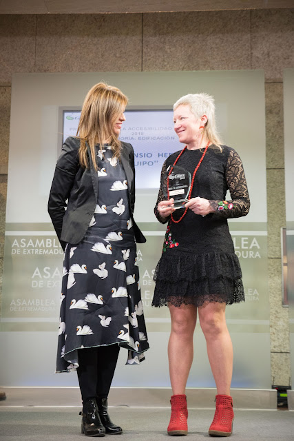 Hace entrega del premio Doña María Isabel Moreno Duque, Secretaria General de Arquitectura, Vivienda y Políticas de Consumo  Recoge el premio Doña Isabel María Asensio Hernández, técnico de la Consejería de Educación y Empleo