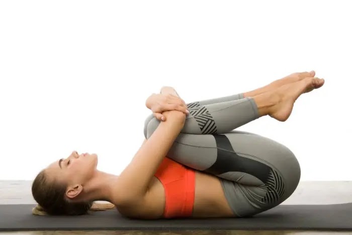 Pose yoga knees-to-chest yang baik untuk perut