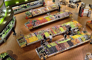 gambar rak buah di supermarket