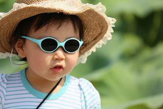 Enfant qui porte des lunettes de soleil