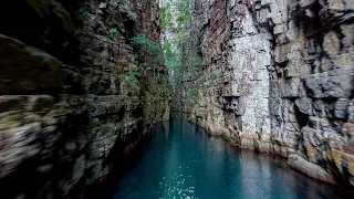 Paredones de acantilados que surgen de las aguas de un rio encajonado entre las dos paredes.