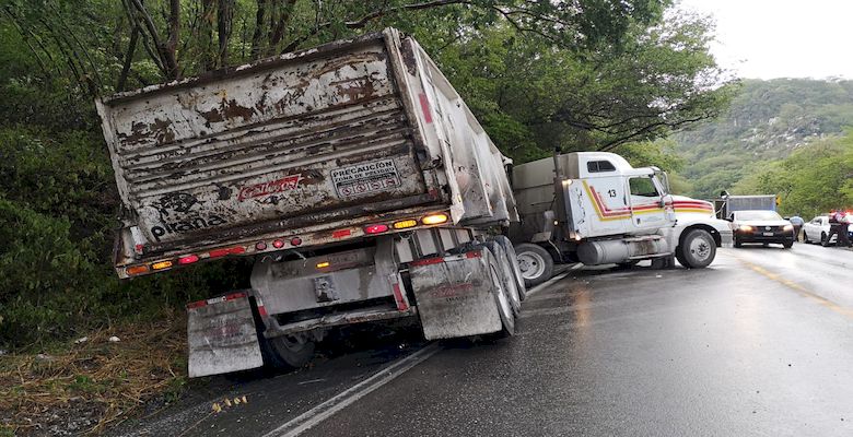 México: Tráiler choca contra un cerro en la carretera Valles-Tampico