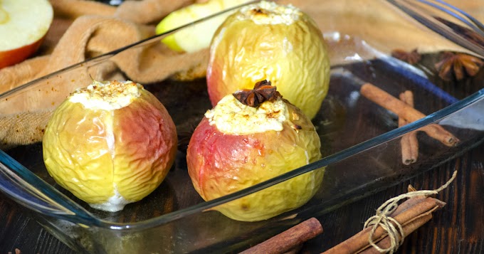 Illatos sült alma túróval töltve: a gyümölcs krémesen puha lesz a sütőben