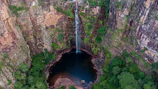 Cascada que cae del acantilado a una laguna natural