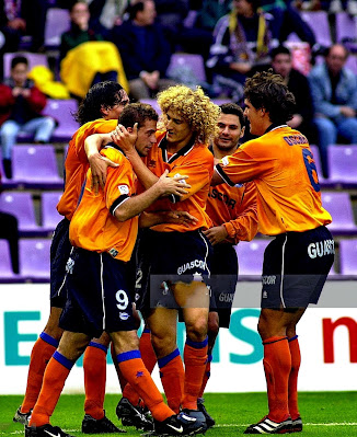 Coloccini felicita a Rubén Navarro por su gol. REAL VALLADOLID C. F. 1 DEPORTIVO ALAVÉS 3 Domingo 21/10/2001, 18:00 horas. Campeonato de Liga de 1ª División, jornada 9. Valladolid, nuevo estadio José Zorrilla