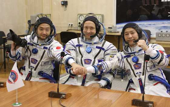 Magnata japonês viaja para o espaço, rumo à estação espacial internacional.