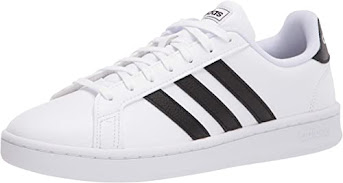Vista lateral de un calzado deportivo para damas, marca Adidas, de color blanco con sus 3 rayas clásicas negras.