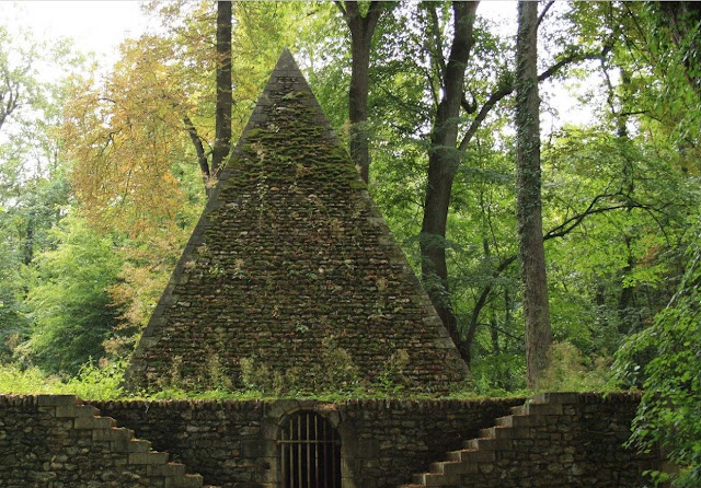 Знаменитая пирамида-надгробие Безумного Джека Фуллера