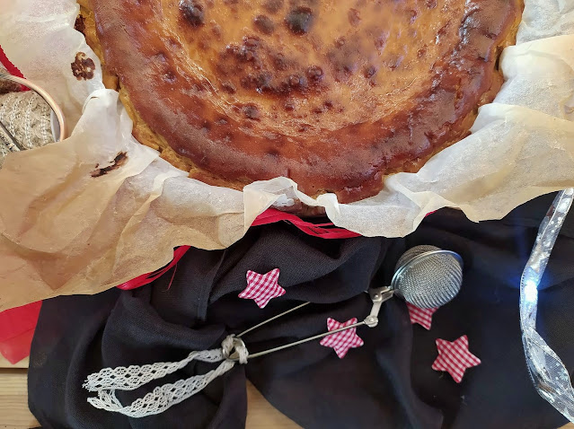 Tarta de queso de La Viña con turrón de Jijona. Cheesecake recipe, happy birthday, 40, postre, fácil, rico, cremoso, sencillo, rápido, aprovechamiento, horno Cuca