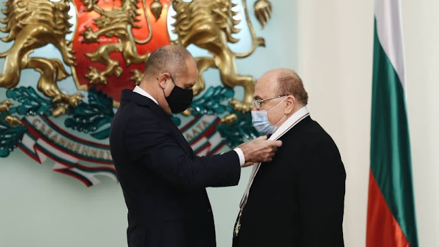Орденът на проф. Мехмедов (вдясно) бе връчен от президента Румен Радев