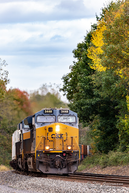 Q003-10 rounds the curve, east of Pottery Road