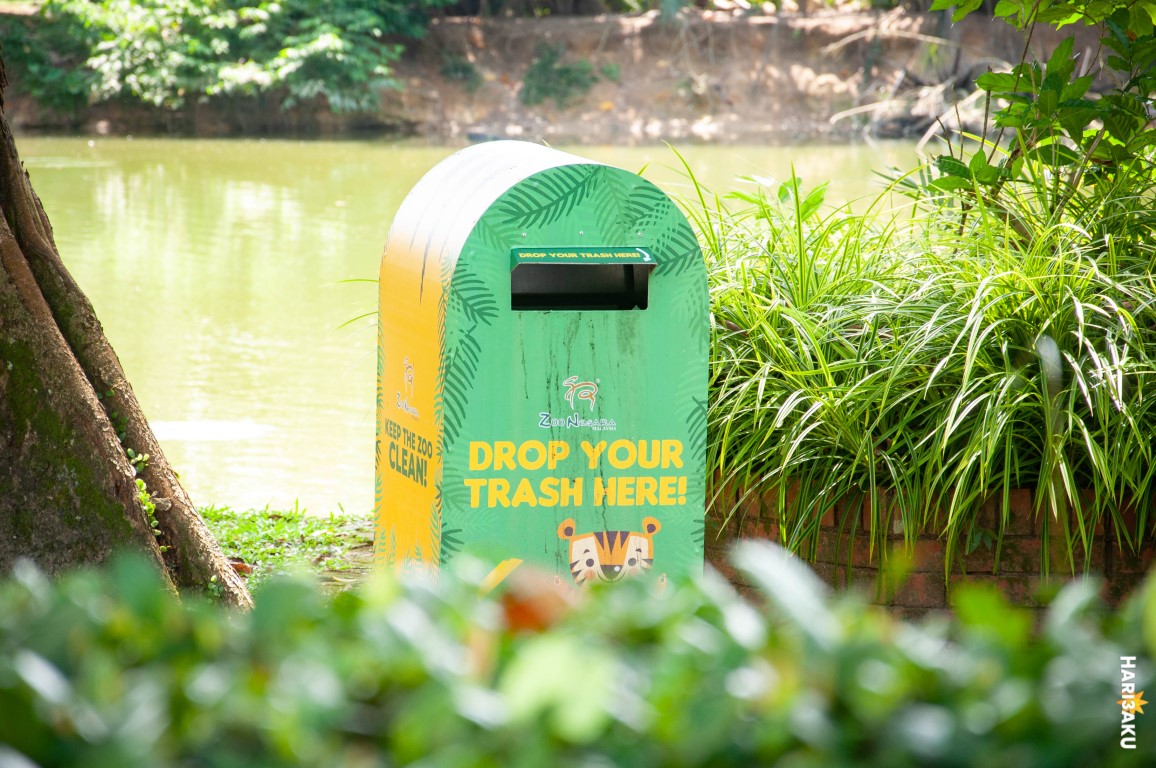 Tong sampah di Zoo Negara