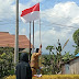 Lurah Gunung Tinggi Perbaiki Bendera Hampir Jatuh.