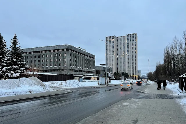 улица Академика Пилюгина, консульство Германии и Институт имени Гёте (здание бывшего посольства ГДР, построено в 1981 году), жилой комплекс The MID