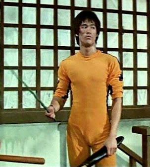 Hai Tien (Bruce Lee), armado e perigoso...