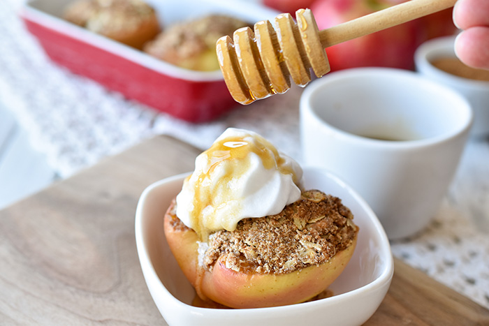 Easy Baked Apples With Oatmeal Crumble Topping (Vegan Recipe)