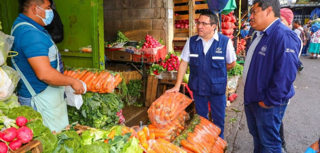 El Salvador: Gobierno del Presidente Bukele verifica precios de frutas y verduras en Mercado de Mayoreo La Tiendona, en San Salvador