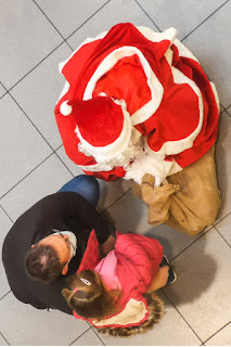 Ein Nikolaus verteilt Geschenke in einem Warenhaus