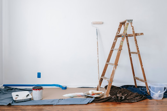 https://www.pexels.com/photo/brown-wooden-ladder-beside-painting-materials-7218525/