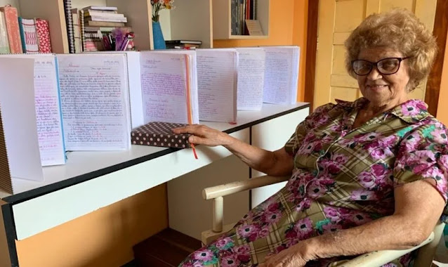 Mulher de 80 anos finaliza cópia da Bíblia à mão e comemora: “Foi uma alegria”